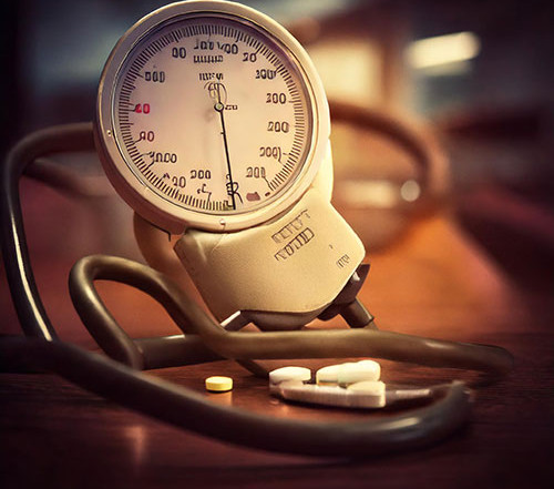Visok krvni pritisak (hipertenzija): Razumevanje, prevencija i prirodna podrška zdravlju srca